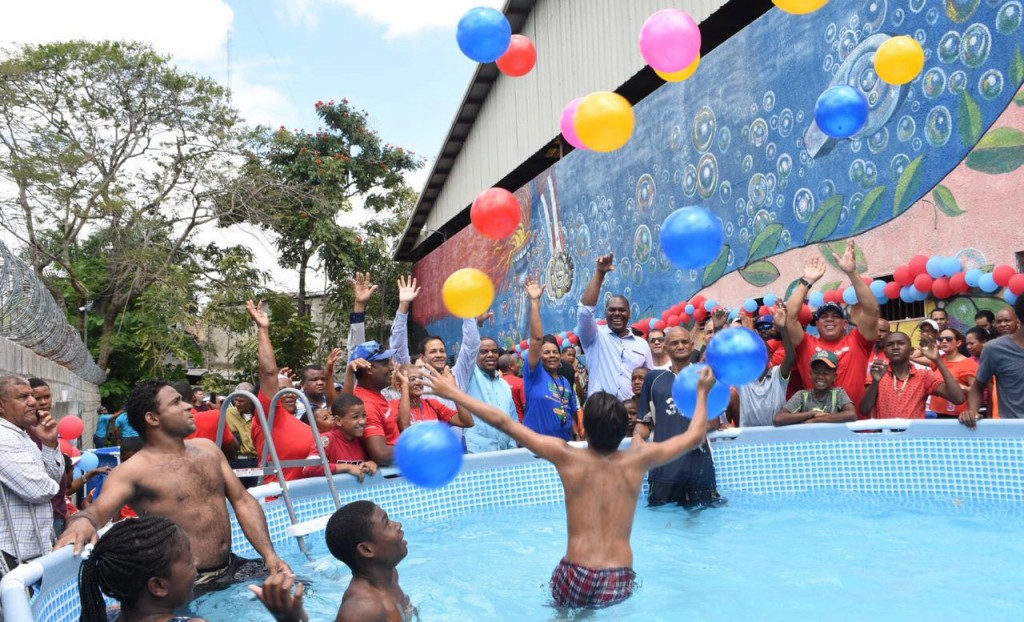 El Ministro de Deportes Danilo Díaz suelta pelotas en la piscina en el inicio de los Campamentos Semana Santa 2018 en Las Caobas.