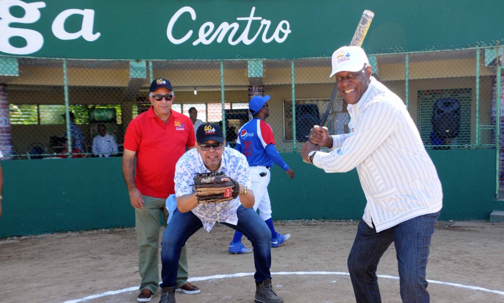 Johnny Ventura, actúa de bateador; Fernandito Villalona, de receptor y el doctor Dionisio Guzmán, de árbitro,