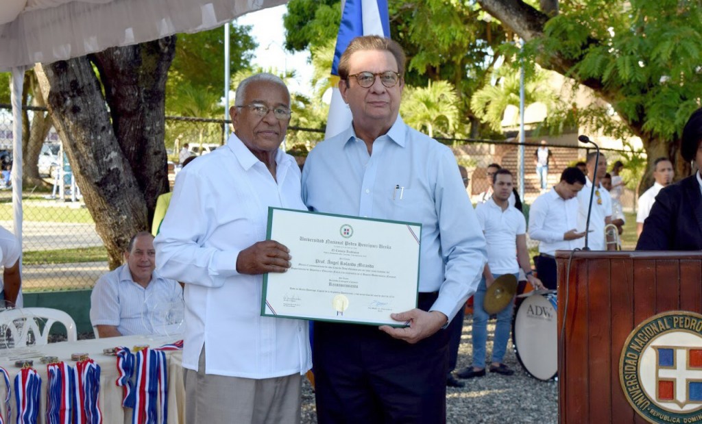 El rector de la UNPHU, arquitecto Miguel Fiallo, reconoció al profesor Rolando Miranda por su gran trayectoria en el deporte.