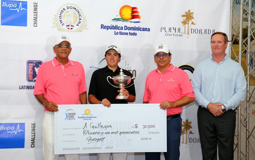  Andrés Gallegos, ganador del Puerto Plata DR Open PGA Tour LA, junto a Rafael Villalona, presidente de la Fedogolf; Paul Brugal, presidente de Playa Dorada Golf Course; y John Slater, VP de Competencias de PGA Tpur LA. 