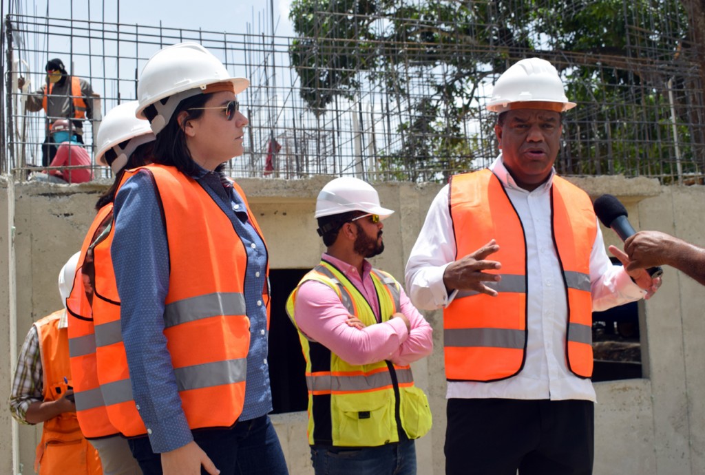 El ministro de Deportes Danilo Díaz durante su recorrido de supervisión de la construcción de la Villa para los Juegos Nacionales de Hermanas Mirabal 2018.