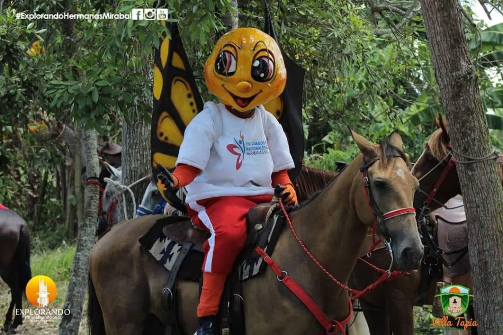“Miralba”, la mascona de los XIV Juegos Nacionales Hermanas Mirabal 2018, se lució en la Cabalgata de las Mariposas celebrada el sábado 2 de junio en Salcedo.
